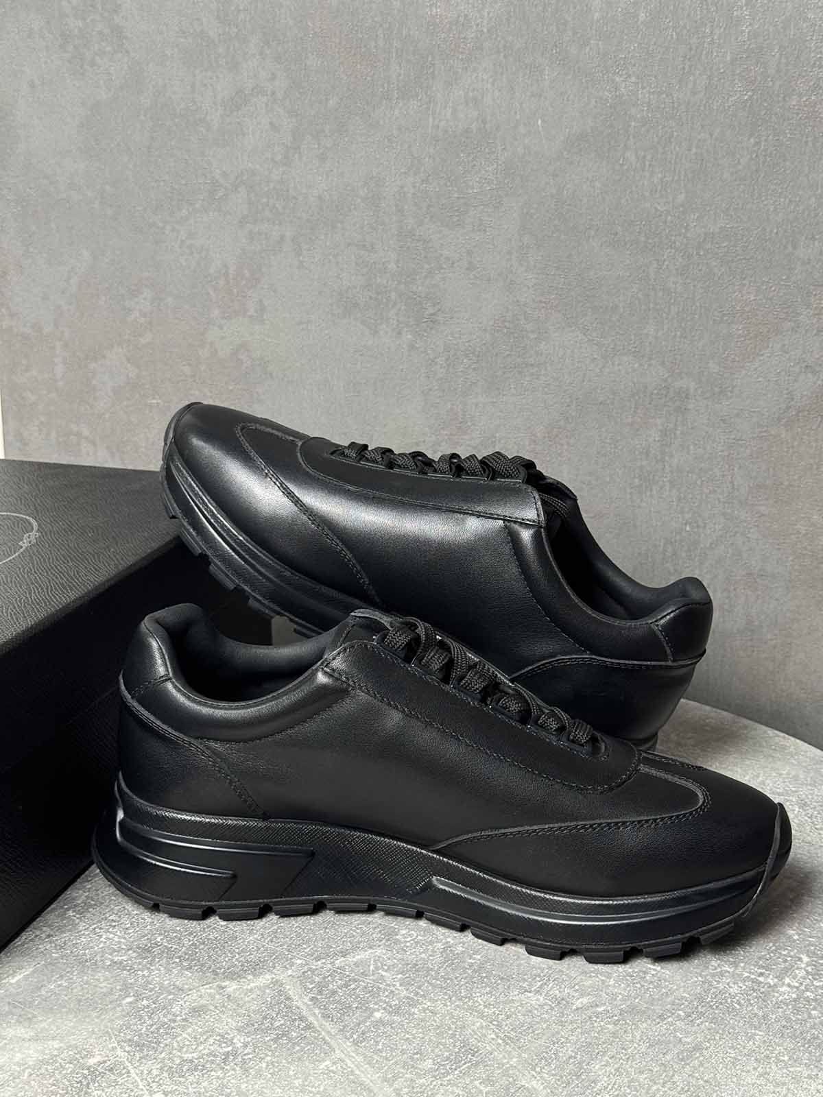 Prada Кроссовки из кожи Черный