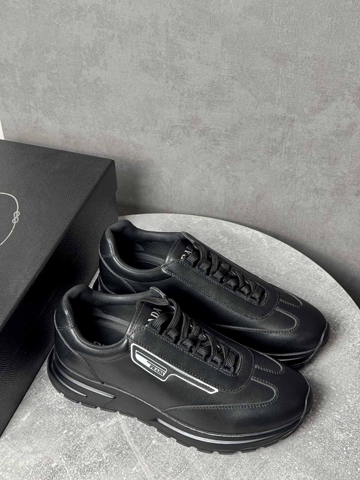 Prada Кроссовки из кожи Черный