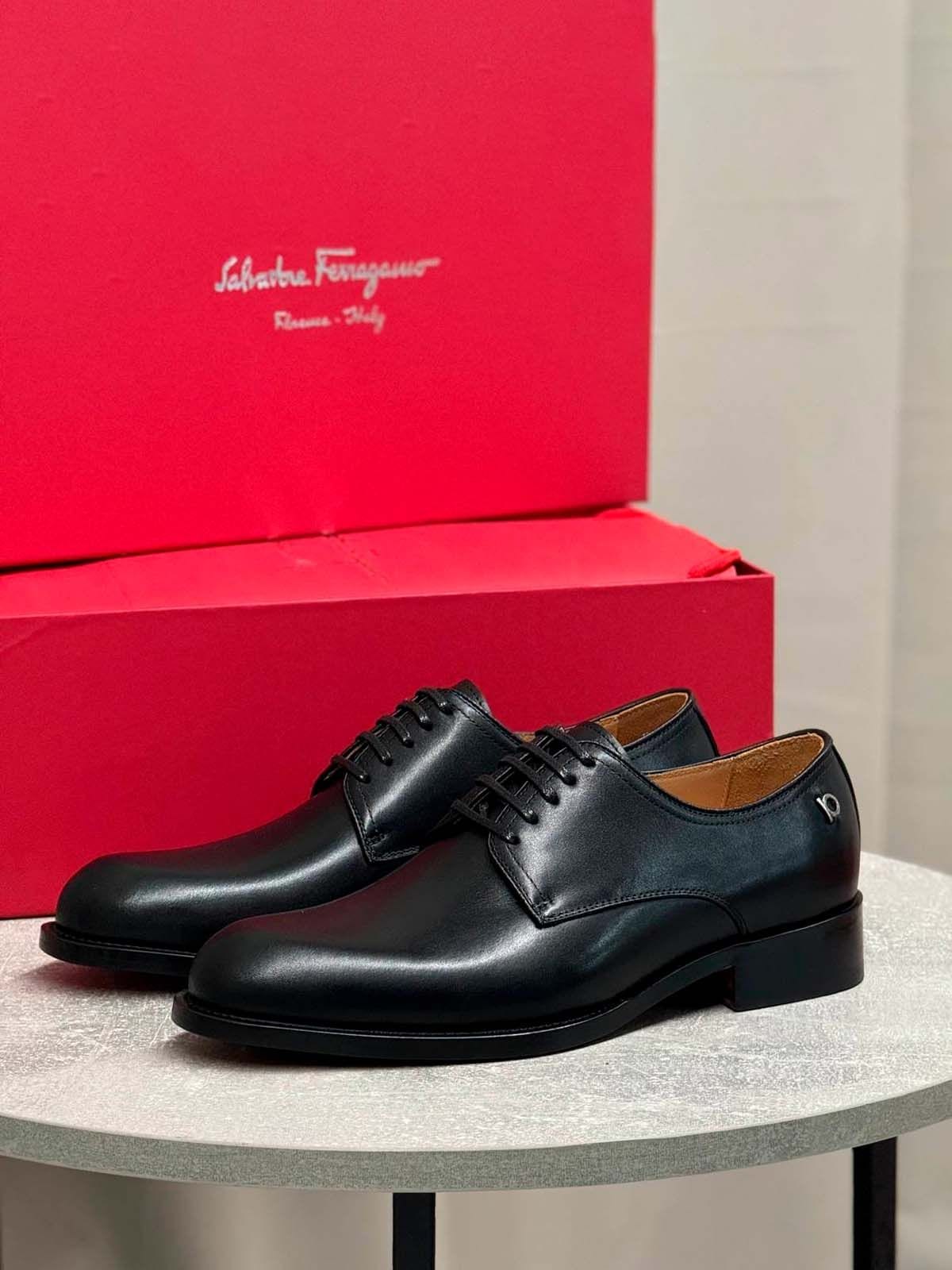 Salvatore Ferragamo Туфли из кожи Черный