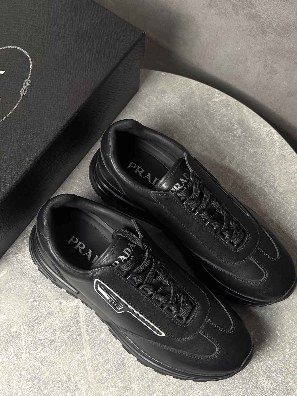 Prada Кроссовки из кожи Черный